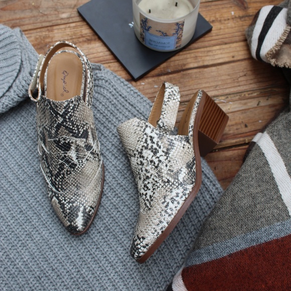 🆕️//The Victoria// Snake print Mule - Picture 4 of 7
